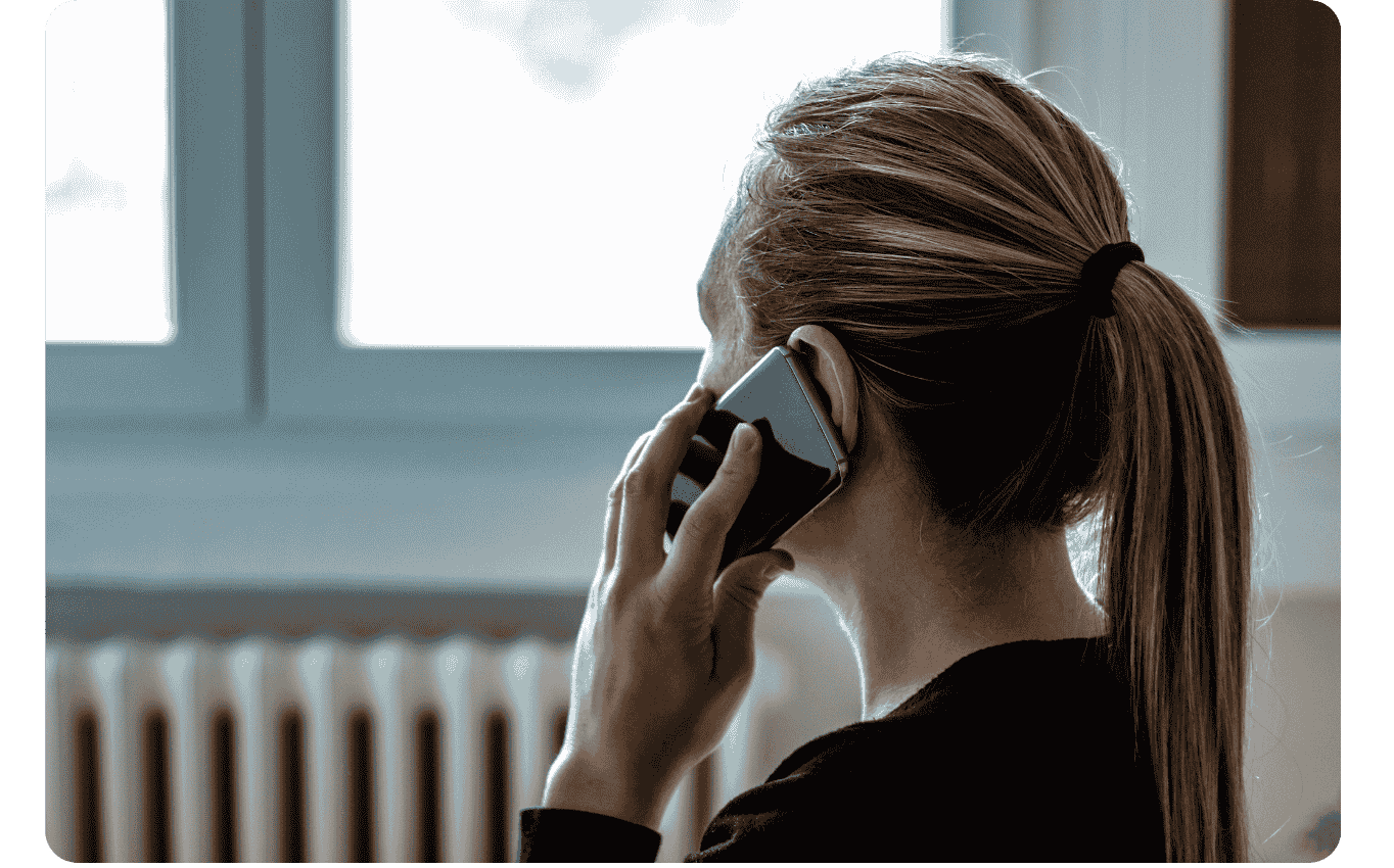 Žena telefonuje.